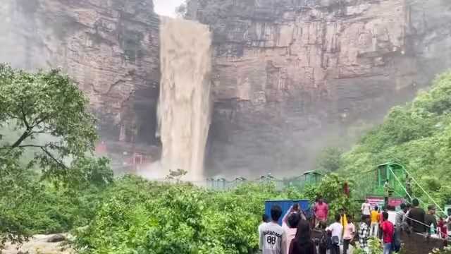 रोहतास : बरसात आते ही मां तुतला भवानी के परिसर में जुटी भीड़, झरने में नहाने के लिए उमड़े सैलानी